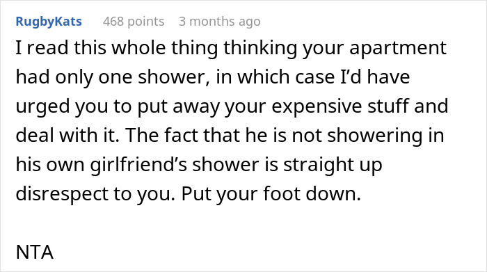 Captura de pantalla de un comentario de Reddit sobre una mujer molesta con el novio de la compañera de cuarto por usar su ducha, instando a establecer límites.