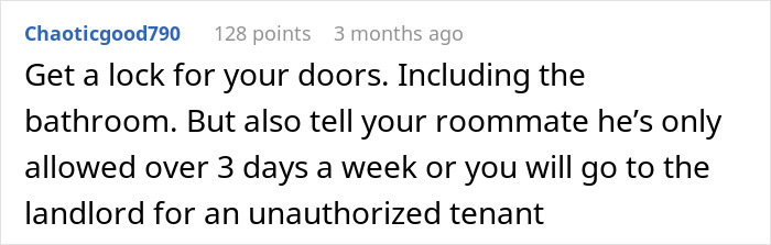 Comentario de texto en una pantalla digital que muestra consejos sobre cómo establecer las cerraduras de las puertas del baño debido a la molestia con el novio de Roommate usando la ducha.