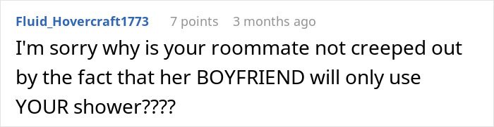 Comentario de Reddit expresando molestia al novio de la compañera de cuarto por usar su ducha, reflejando la frustración del modo mezquino completo.