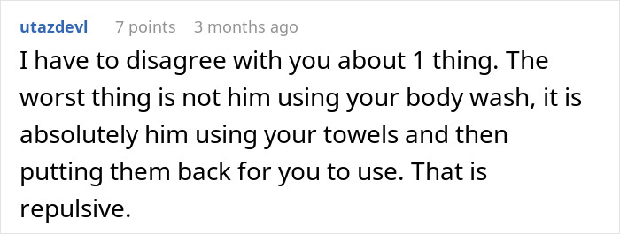 El comentarista expresa molestia al novio de la compañera de cuarto usando toallas, destacando la molestia y la pequeña reacción al uso de duchas compartidas.