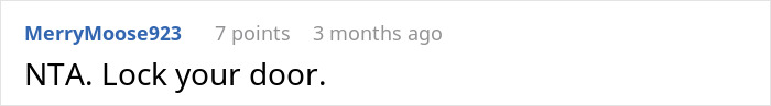 Captura de pantalla de un comentario de Reddit aconsejando encerrar la puerta en una discusión sobre una mujer molesta con el novio de la compañera de cuarto usando su ducha.