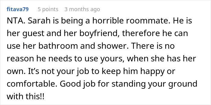 Texto alternativo: Captura de pantalla de comentarios en línea sobre una mujer molesta con el novio de la compañera de cuarto usando su ducha y se mantuvo en el modo pequeño.