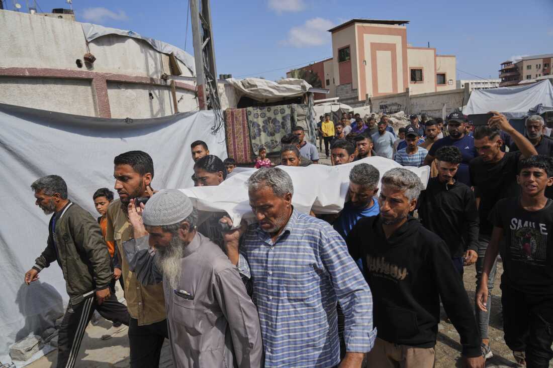 Los palestinos llevan el cuerpo de Reem al-Akhras, quien fue asesinado mientras se dirigían a un centro de comida de Gaza, durante su funeral en Khan Younis, Southern Gaza Strip, martes 3 de junio de 2025.
