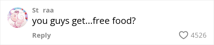 Comente sobre los adolescentes que comparten cómo se ven los almuerzos escolares estadounidenses, expresando sorpresa sobre la disponibilidad de comida gratuita.