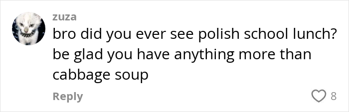 Teen compartiendo la opinión sobre los almuerzos escolares estadounidenses en comparación con el almuerzo escolar polaco con discusión de sopa de repollo.