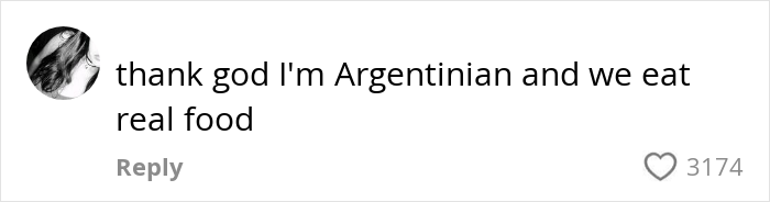 Comente de un usuario que expresa orgullo por la comida real argentina en respuesta a los adolescentes que comparten cómo se ven los almuerzos escolares estadounidenses.