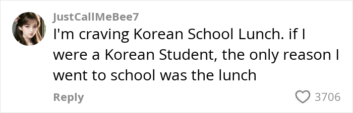 Comente del usuario que exprese ansia por el almuerzo escolar coreano y lo valore como la razón principal para asistir a la escuela, sobre los almuerzos escolares estadounidenses.