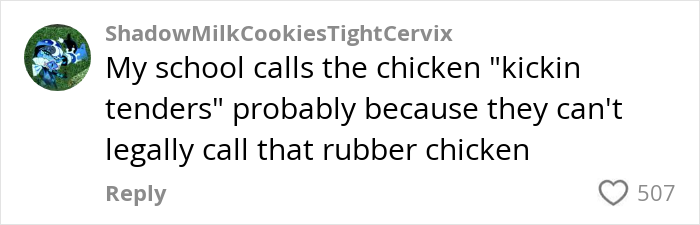 Comente del usuario ShadowMilkcookestightCervix bromeando sobre almuerzos escolares estadounidenses que llaman licitaciones de pollo debido a su textura gomosa.