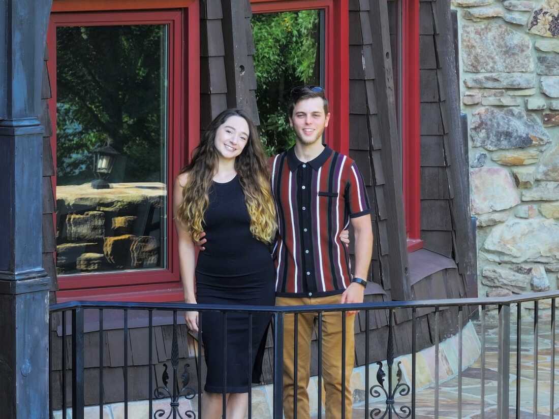 Loryn Competti, de 30 años, y su esposo Jack Mansfield, de 30 pose para una foto en julio de 2024. Loryn tiene unos cinco meses de embarazo y quiere vacunarse para protegerse a sí misma y a su bebé recién nacido.