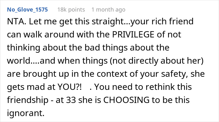 Captura de pantalla de un comentario en línea discutiendo que una mujer es contundente sobre por qué no puede viajar con una amiga y las acusaciones resultantes.