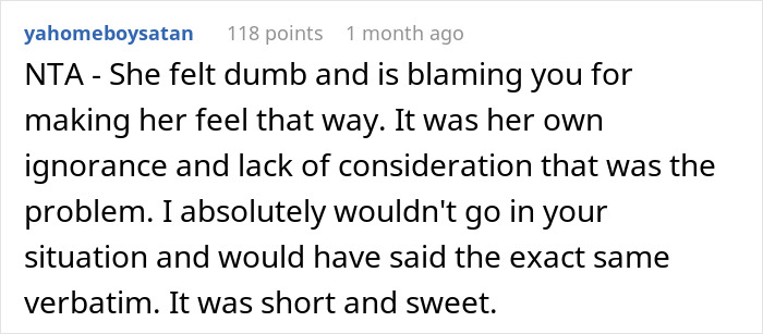 Comentario de Reddit discutiendo a una mujer contundente sobre por qué no puede viajar con una amiga, provocando acusaciones de vergüenza.
