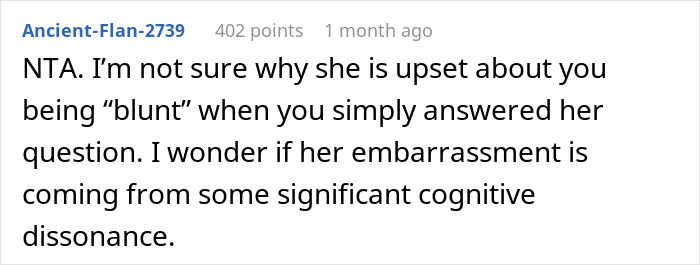 Captura de pantalla de un comentario en el foro discutiendo que una mujer es contundente sobre por qué no puede viajar con una amiga y la acusación resultante.