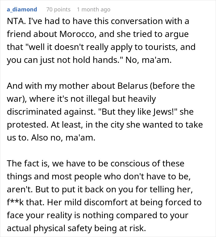 Publicación de texto discutiendo que una mujer es contundente sobre por qué no puede viajar con una amiga y enfrentar acusaciones de vergüenza.