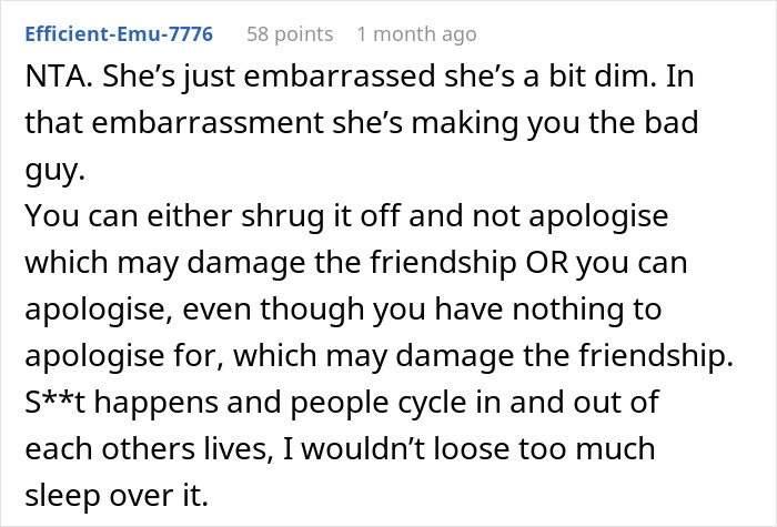 Captura de pantalla de un comentario en línea que discute la razón de una mujer contundente para no viajar con un amigo y una vergüenza relacionada.