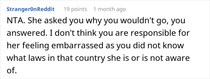 Comentario de Reddit discutiendo que una mujer sea contundente sobre por qué no puede viajar con su amiga y causar vergüenza.