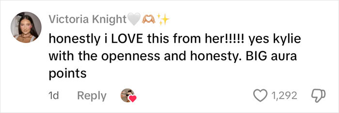 Comente de Victoria Knight alabando a Kylie Jenner por su apertura y honestidad sobre los detalles de la cirugía de aumento de senos, con 1,292 me gusta.