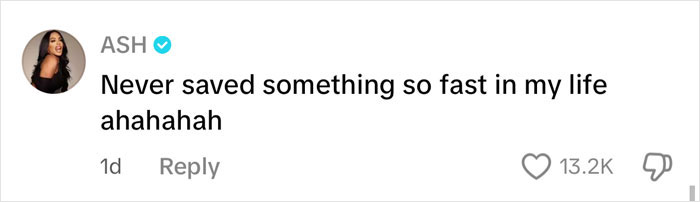 Captura de pantalla de un comentario de fanáticos que responde a Kylie Jenner revelando detalles exactos de su cirugía de aumento de senos.