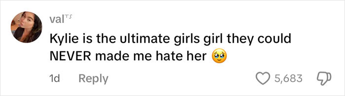 Captura de pantalla de un comentario en las redes sociales alabando la personalidad de Kylie Jenner después de compartir los detalles de la cirugía de aumento de senos.