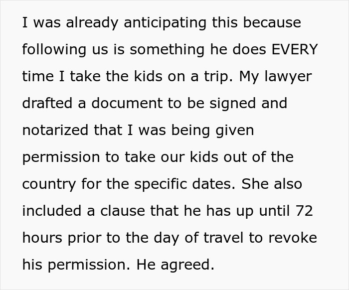 Extracto de texto que describe las medidas legales de una mujer para evitar que su ex muerto muera viaje con sus hijos, implicando la revocación de pasaportes.