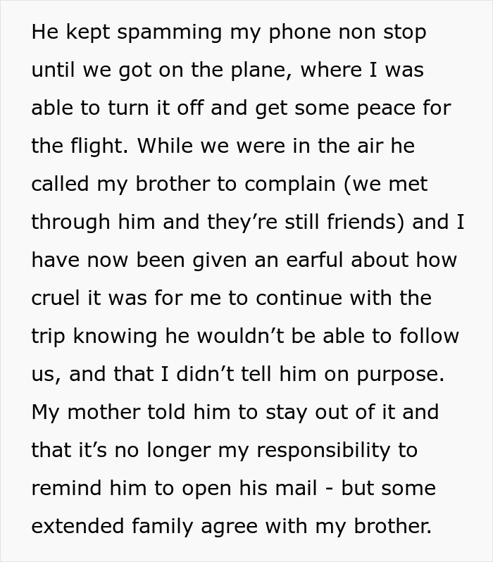 Extracto de texto que describe a una mujer que no advierte a su ex muerto sobre la revocación de pasaportes, que lo golpea en el aeropuerto.