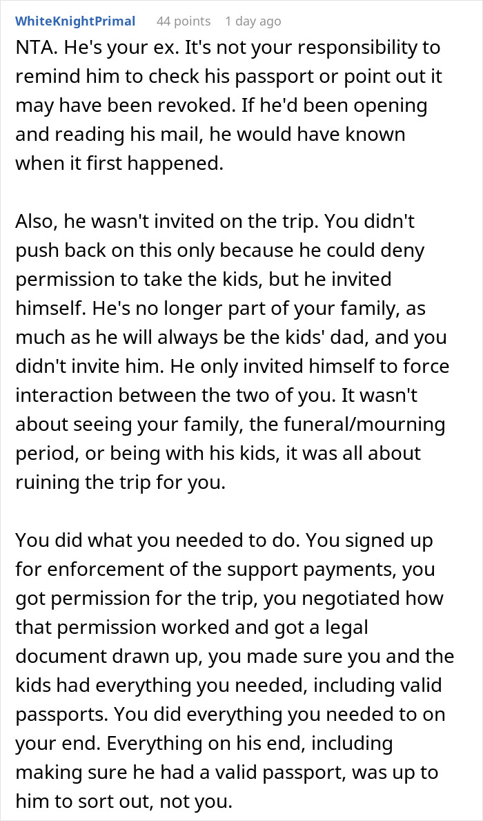 Captura de pantalla de un comentario de Reddit discutiendo a una mujer que no advierte a su ex muerto sobre su pasaporte revocado.
