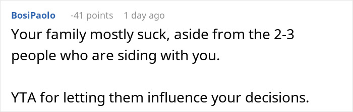 Captura de pantalla de un comentario en línea que discute el conflicto familiar y critica la influencia en las decisiones.