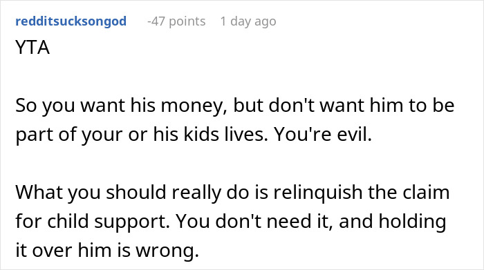 Comentario de Reddit criticando a una mujer por retener la manutención de los hijos y no advertir a Deadbeat ex sobre el pasaporte revocado.