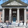 Una vista de la Universidad de Harvard en Cambridge, Massachusetts. Un juez impidió temporalmente a la administración Trump de revocar la capacidad de Harvard para inscribir a estudiantes internacionales.