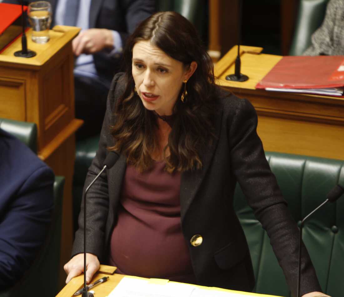 La primera ministra de Nueva Zelanda, Jacinda Ardern, se dirige al Parlamento en Wellington, Nueva Zelanda, en mayo de 2018. Ardern fue el segundo líder mundial en dar a luz mientras ocupa un cargo.