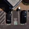 En una vista aérea, los autos eléctricos se sientan estacionados en una estación de carga en Corte Madera, California, el 15 de mayo. Los créditos fiscales federales que han alentado la compra de vehículos eléctricos podrían eliminarse gradualmente, dependiendo de lo que sucede con las negociaciones sobre el paquete de impuestos y gastos republicanos actualmente antes del Senado.