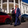 El presidente Trump y el asesor principal de la Casa Blanca, Tesla y el CEO de SpaceX, Elon Musk, parten después de mirar los vehículos Tesla en el South Lawn de la Casa Blanca el martes.