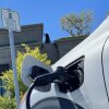 Un automóvil eléctrico cobra en un estacionamiento en el centro comercial el 27 de junio de 2022 en Corte Madera, California. El precio promedio de un nuevo automóvil eléctrico ha aumentado un 22 por ciento en el último año, ya que los fabricantes de automóviles como Tesla, GM y Ford buscan recuperar los costos de productos básicos y logísticos. (Foto de Justin Sullivan/Getty Images)