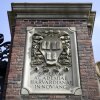 Una escultura de alivio descansa en una puerta a la entrada de la Universidad de Harvard, en Cambridge, Massachusetts, 13 de marzo de 2016.