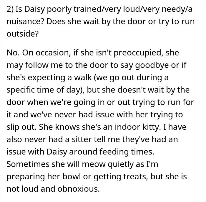 Texto que discute el comportamiento de un gato en interiores, incluidos los tiempos de alimentación e interacciones con una camiseta de gato.