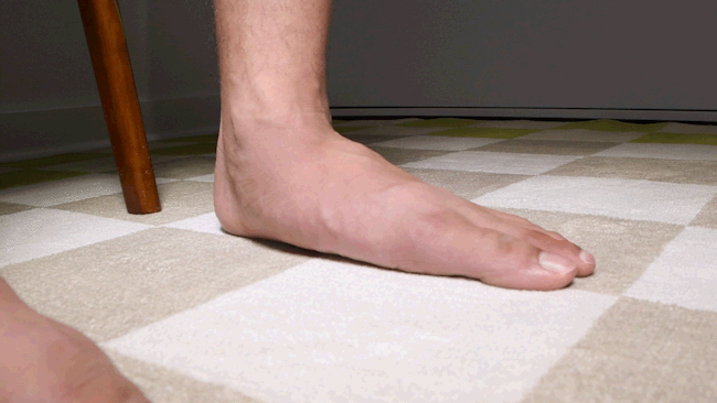 Este es un GIF fotográfico que muestra un primer plano de un pie haciendo un