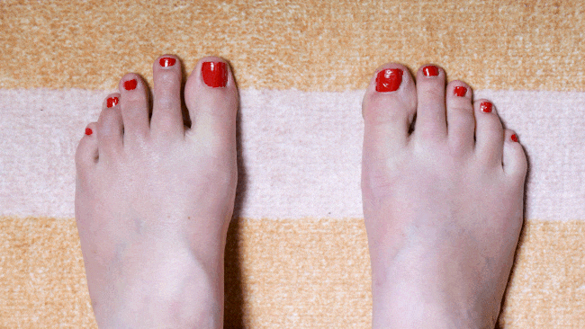 Un GIF fotográfico muestra un ángulo alto, vista de primer plano de los pies haciendo