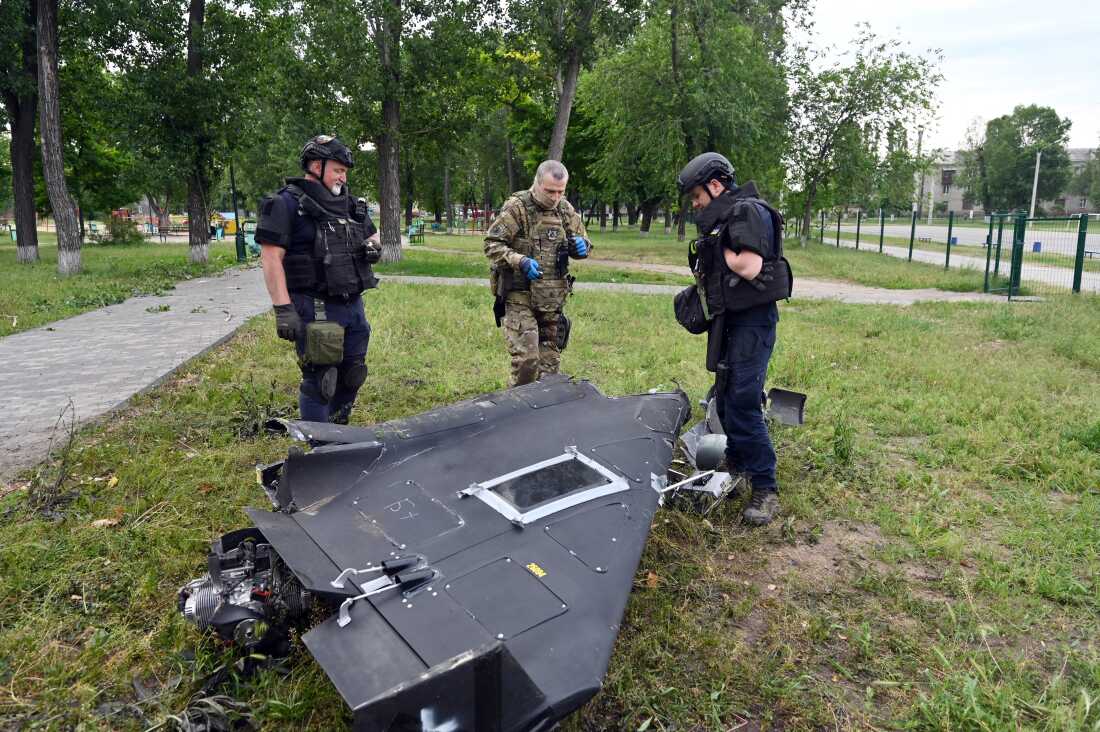 La policía ucraniana examina los restos de un dron ruso que golpeó en la ciudad noreste de Jharkiv el miércoles. Rusia comenzó la guerra con un arsenal de drones limitado, pero ha aumentado drásticamente la producción con la ayuda de Irán.