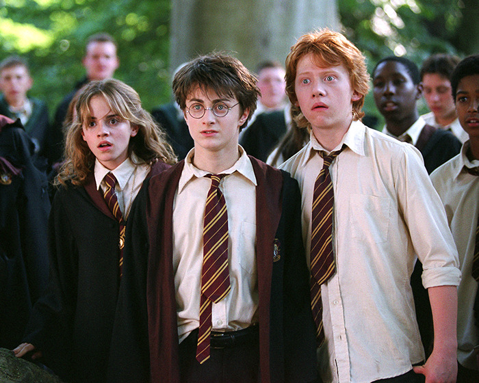 Harry, Hermione y Ron en uniformes de Hogwarts lucen sorprendidos durante la nueva revelación del elenco para la próxima serie de Harry Potter.