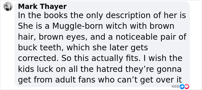 Facebook comentario debatiendo el nuevo elenco para Harry, Hermione y Ron en la serie Harry Potter, que muestra opiniones de fanáticos mixtos en línea.