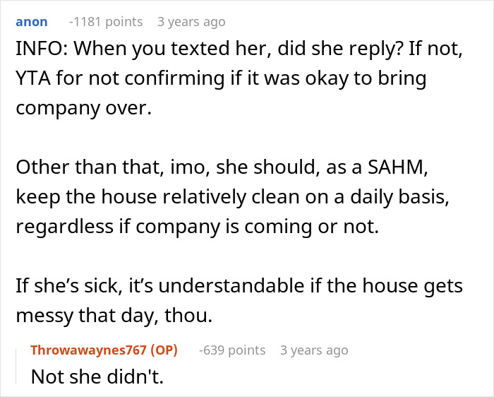 Conversación de Reddit discutiendo el esposo culpando a la esposa enferma por un hogar desordenado después de traer invitados inesperadamente.