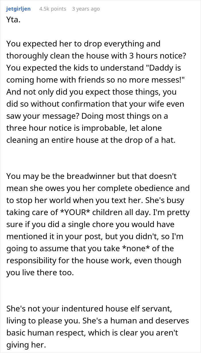 Reddit Comentario criticando al esposo por culpar a la esposa enferma por un hogar desordenado después de traer invitados con poca antelación.