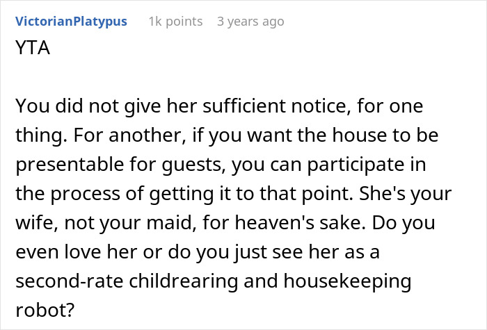 Comentario discutiendo al marido perdiéndolo después de llevar a los invitados al hogar desordenado, culpando a la esposa enferma por no limpiar.