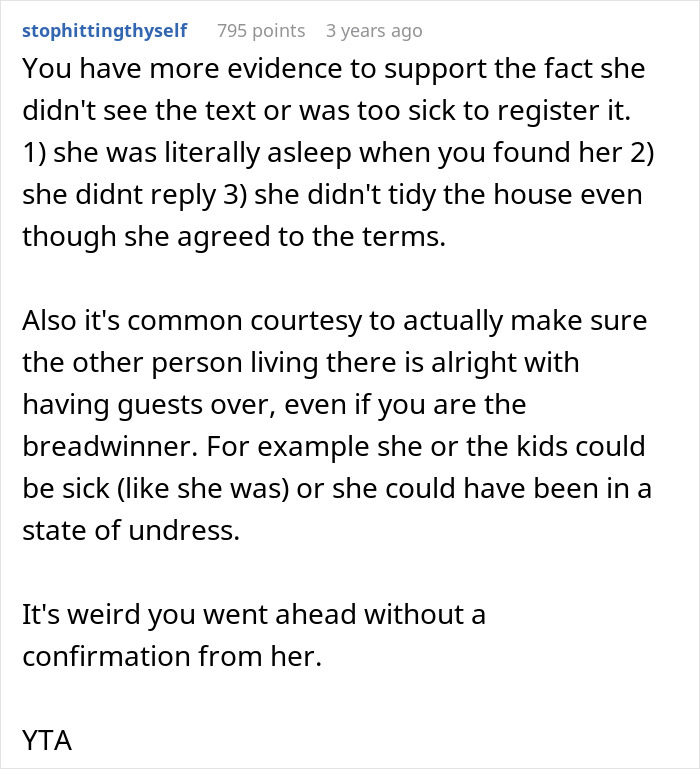 Captura de pantalla de un comentario de Reddit discutiendo el esposo culpando a la esposa enferma por un hogar desordenado después de traer invitados.