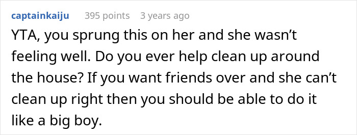 Comentario de Reddit discutiendo el esposo perdiéndolo por un hogar desordenado y culpar a la esposa enferma por no limpiar antes de que llegaran los invitados.