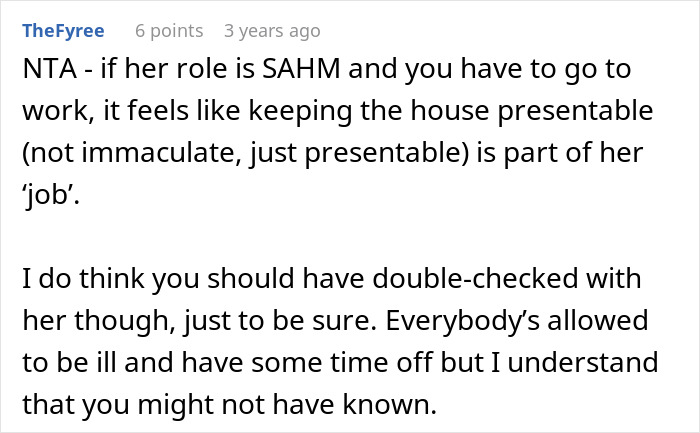Captura de pantalla de un comentario de Reddit discutiendo la responsabilidad de limpiar en un hogar desordenado cuando una esposa está enferma.