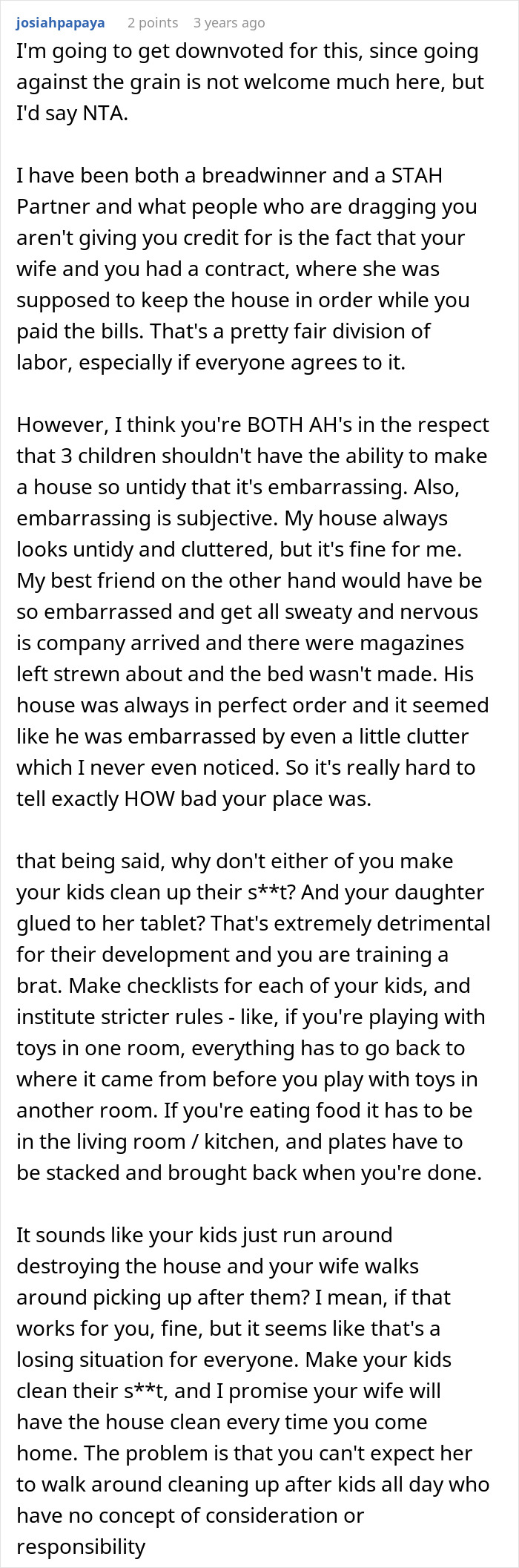 Captura de pantalla de texto de una discusión sobre un esposo culpando a su esposa enferma por un hogar desordenado después de traer invitados.