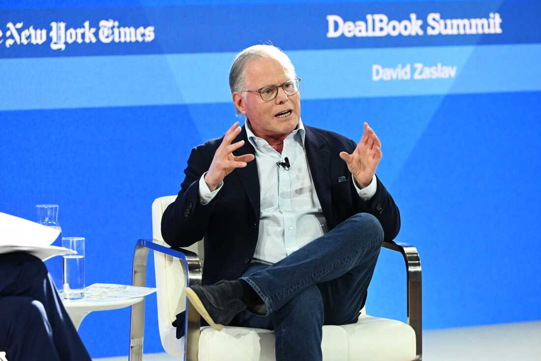 El jefe de Discovery de Warner Bros., David Zaslav, que se muestra en un evento del New York Times en 2023, anunció el lunes que la compañía se dividiría, con sus estudios de transmisión y Hollywood por un lado, y sus propiedades de cable por el otro. Actualmente, la compañía incluye Hbomax, Warner Bros. Movie and Television Studios, y CNN entre sus propiedades.
