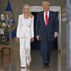 En esta foto, el presidente Trump y la Fiscal General Pam Bondi caminan uno al lado del Departamento de Justicia el 14 de marzo. Trump lleva un traje azul marino, y Bondi lleva un traje de pantalón blanco.