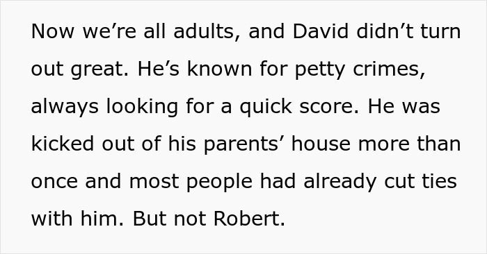 Extracto de texto sobre un hombre llamado David conocido por los delitos menores, con un amigo de la infancia llamado Robert todavía en contacto a pesar de sus acciones.