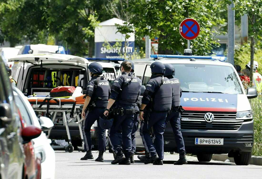 Los policías se ven en una calle cerca de una escuela donde un hombre armado abrió fuego el martes por la mañana en Graz, Austria.